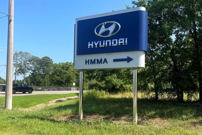 Značka ukazuje směr k výrobně automobilky Hyundai v Montgomery v Alabamě.