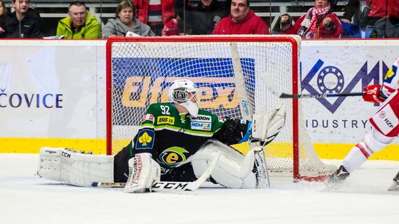 Prohlédněte si fotografie z pátečního zápasu 15. kola hokejové extraligy, v němž hráči Karlových Varů triumfovali na ledě Třince 3:2.