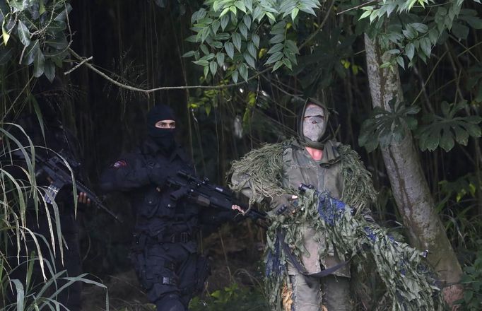 Members of the Brazilian Navy take on the role of snipers during an exhibition showcasing their operational capacity to combat terrorist attacks and riots, ahead of the FIFA Confederations Cup and World Youth Day in Rio de Janeiro May 27, 2013. REUTERS/Ricardo Moraes (BRAZIL - Tags: MILITARY SPORT SOCCER CIVIL UNREST) Published: Kvě. 27, 2013, 9:17 odp.