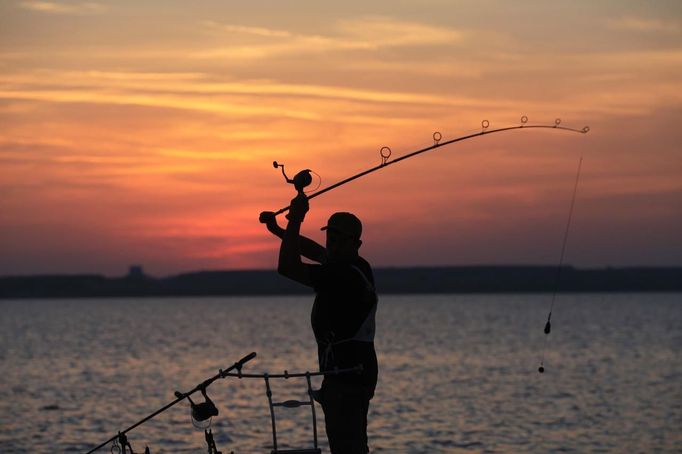 Filipe Cardana of Spain casts during the 14th Carpfishing World Championship in Corbu village, 310 km (192 miles) east of Bucharest, September 28, 2012. REUTERS/Radu Sigheti (ROMANIA - Tags: SPORT SOCIETY) Published: Zář. 28, 2012, 9:07 odp.