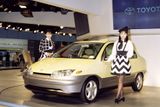 Píše se rok 1993 a Toyota právě vede vnitřní diskusi o vozidlu pro 21. století. Ještě tentýž rok začíná vývoj projektu s označením G21, který měl ukázat technický vývoj značky a zároveň najít cestu k úspoře paliva. Nejprve chtěla jít značka cestou úpravy spalovacího motoru, později se ale rozhodla ke stavbě hybridního ústrojí. Hotové auto bylo představeno na podzim roku 1995 na tradičním autosalonu v Tokiu, z něhož pochází také tento snímek.