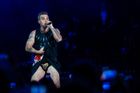Obrazem: Show nade vše. Robbie Williams v Praze vystoupil v kiltu a zazpíval se ženou i s otcem