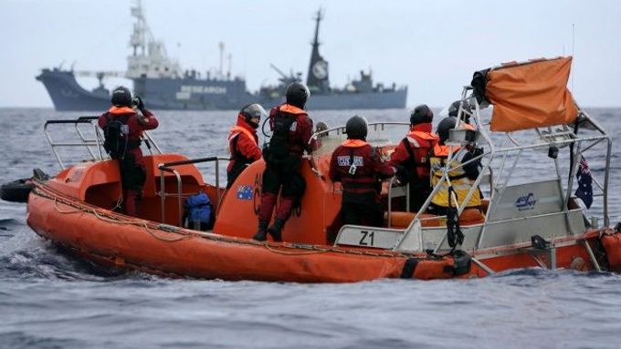 Australští ochránci přírody se snaží japonským velrybářům komplikovat jejich práci