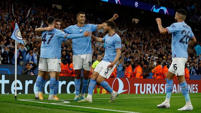 Fotbalisté Manchesteru City slaví postup do finále Ligy mistrů.