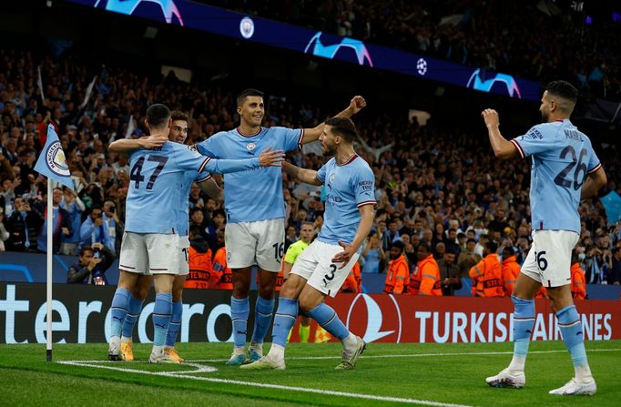 Fotbalisté Manchesteru City slaví postup do finále Ligy mistrů.