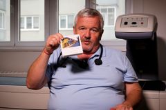 Lékař tepe nový trend: Měření cukru v lékárně je nesmysl. Zbytečně odčerpává peníze