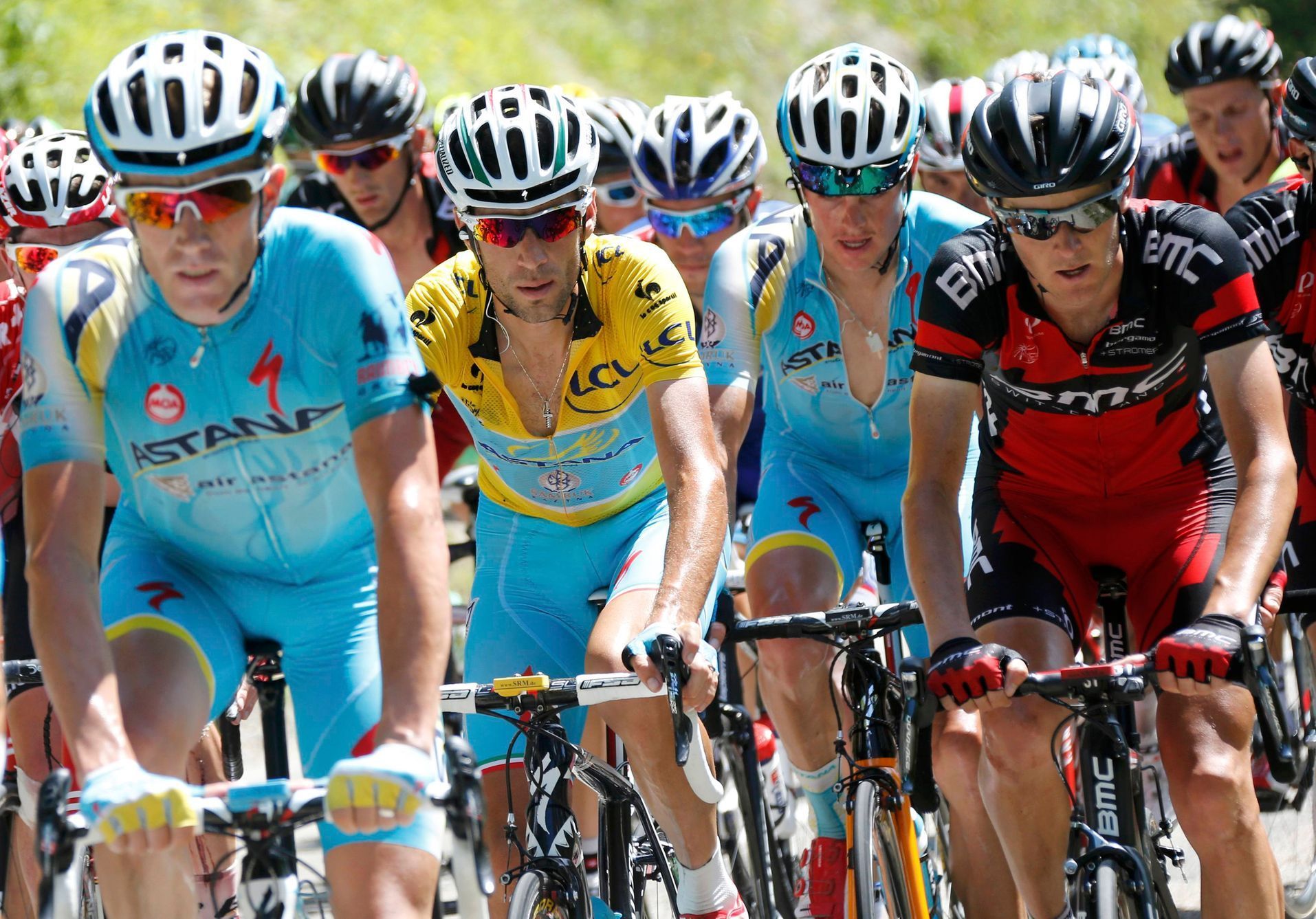 Vinzenzo Nibali v pelotonu během 13. etapy Tour de France 2014