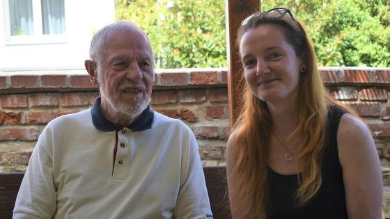 Nebála se vybočit z davu. Studentka získala nižší nájem díky pomoci seniorům