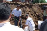 Senátor Obama pomáhá při přípravách na povodně ve městě Quincy.