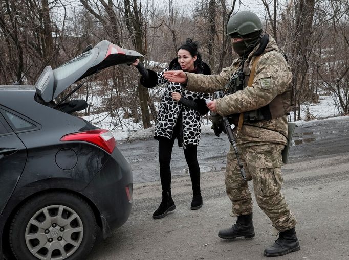 Jak se žije běžným lidem na Ukrajině v oblastech, kde na dohled jsou vedle sebe vládní vojáci a ozbrojenci proruských separatistů.