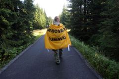 Bohatá Modrava vyhání aktivisty blokující šumavský les
