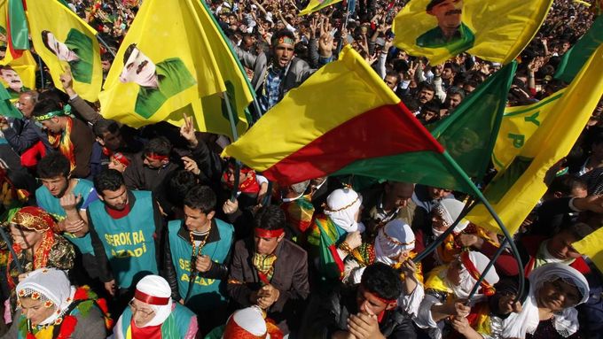 Kurdští demonstranti v jihotureckém Diyarbakiru, kde prokurdští politici přečetli výzvu vůdce PKK Abdulláha Ocalana k příměří.