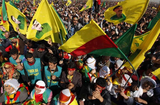 Kurdští demonstranti v jihotureckém Diyarbakiru, kde prokurdští politici přečetli výzvu vůdce PKK Abdulláha Ocalana k příměří.