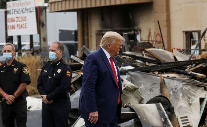 Americký prezident Donald Trump navštívil město Kenosha, kde probíhaly protesty proti policejnímu násilí.