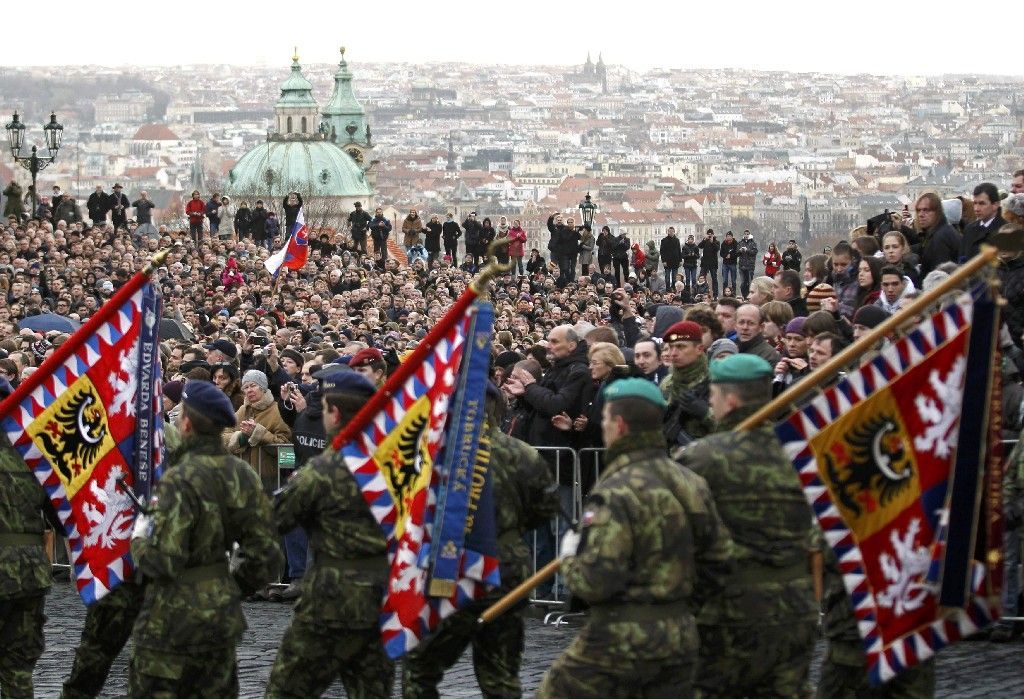 Cestu od kasáren k Hradu lemovalo 200 vojáků