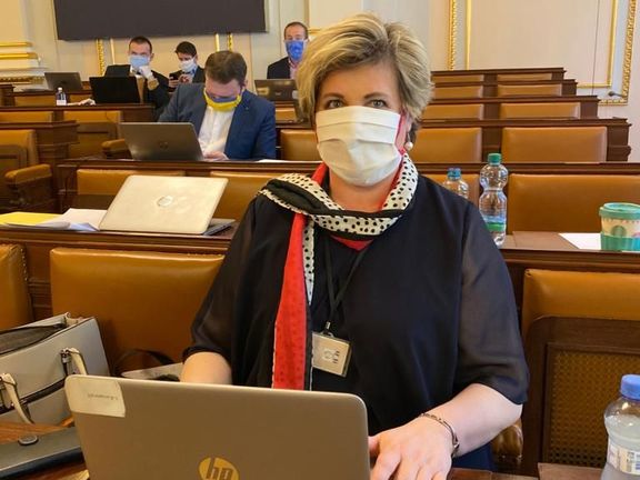 Šicí stroj jsem dnes vyměnila za ten svůj věrný sněmovní, napsala Věra Kovářová (STAN) na Twitter během jednání sněmovny kvůli koronaviru. (24. 3. 2020)