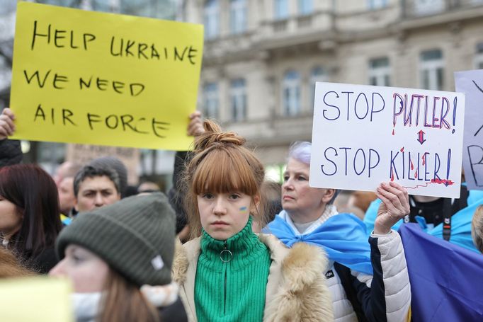 Záběry z pražské demonstrace na Václavském náměstí na podporu napadené Ukrajině.