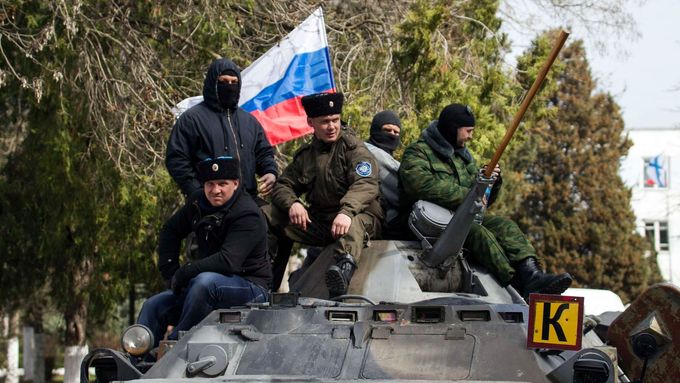 Proruští aktivisté na obrněném vozidle ukrajinské armády.