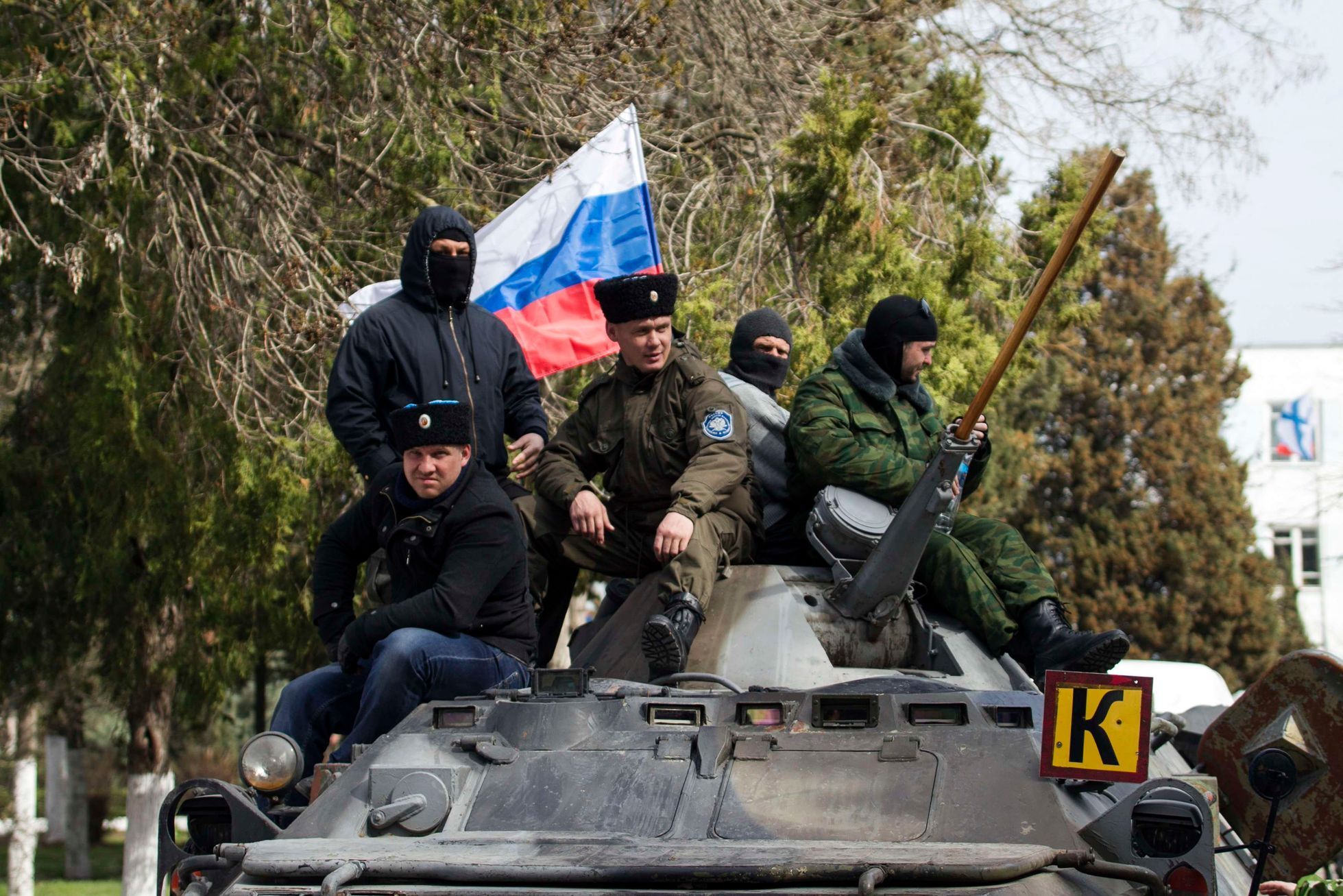 Proruští aktivisté na obrněném vozidle ukrajinské armády.