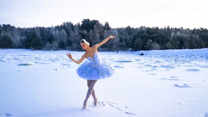 "Volám o pomoc." Video špičkové baletky na zamrzlém zálivu je celosvětovým hitem