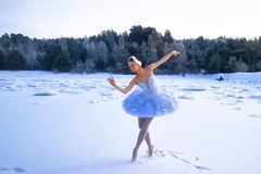 "Volám o pomoc." Video špičkové baletky na zamrzlém zálivu je celosvětovým hitem