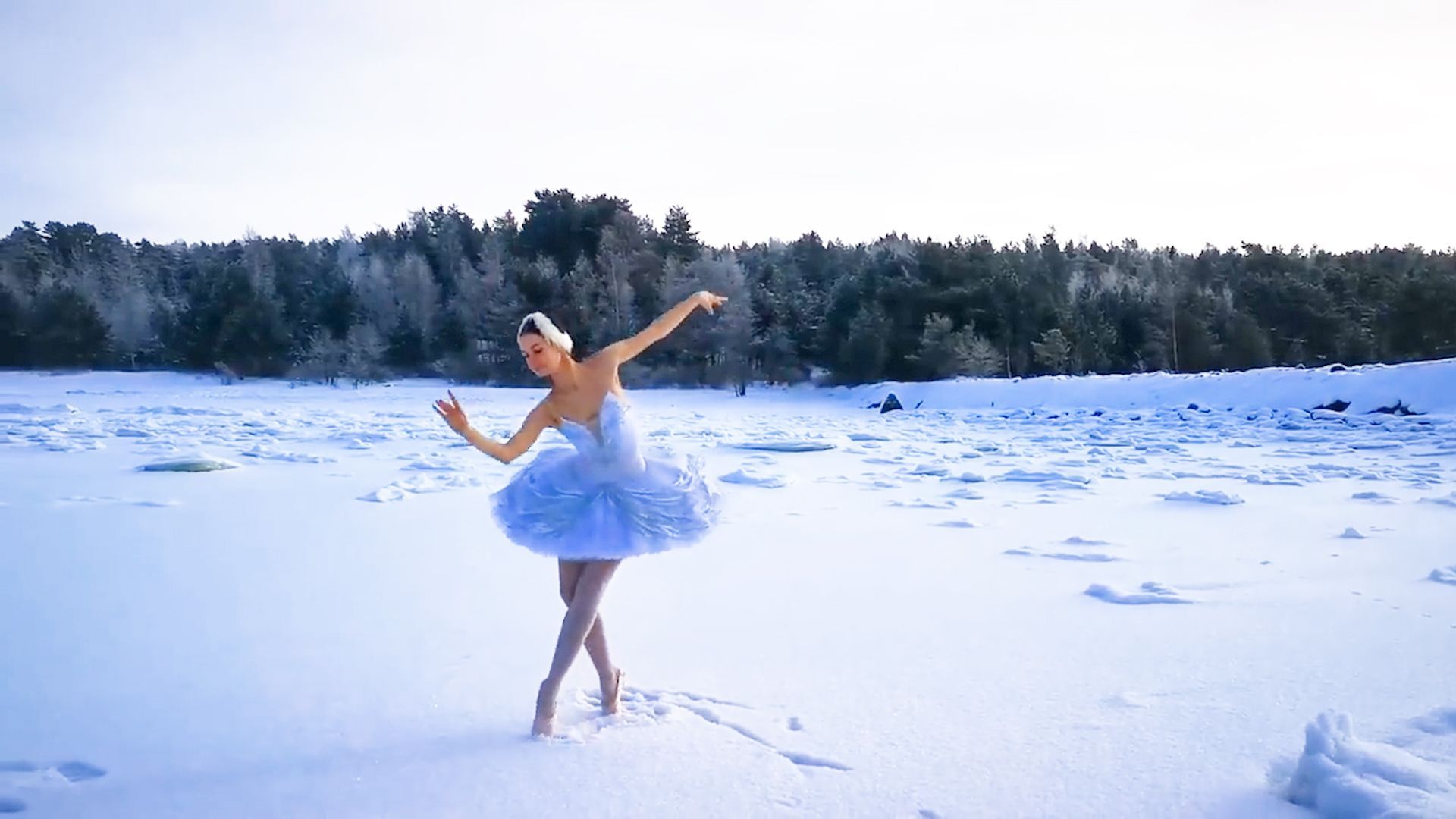 Ilmira Bagrautinová tančí scény z Labutího jezera po Finském zálivu.