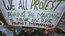 A Muslim man holds up a placard during a protest against against an anti-Islam film mocking Prophet Mohammad made in the U.S. in Jammu September 21, 2012. REUTERS/Mukesh Gupta (INDIAN-ADMINISTERED KASHMIR - Tags: RELIGION CIVIL UNREST POLITICS) Published: Zář. 21, 2012, 12:28 odp.