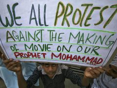 A Muslim man holds up a placard during a protest against against an anti-Islam film mocking Prophet Mohammad made in the U.S. in Jammu September 21, 2012. REUTERS/Mukesh Gupta (INDIAN-ADMINISTERED KASHMIR - Tags: RELIGION CIVIL UNREST POLITICS) Published: Zář. 21, 2012, 12:28 odp.