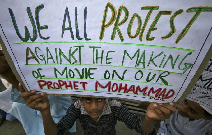 A Muslim man holds up a placard during a protest against against an anti-Islam film mocking Prophet Mohammad made in the U.S. in Jammu September 21, 2012. REUTERS/Mukesh Gupta (INDIAN-ADMINISTERED KASHMIR - Tags: RELIGION CIVIL UNREST POLITICS) Published: Zář. 21, 2012, 12:28 odp.