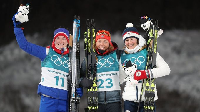 Veronika Vítková na stupních vítězů s Marte Olsbuovou (vlevo) a Laurou Dahlmeierovou