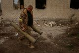 Ukrajinci si dělají legraci, že opuštěné ruské zbraně jsou pro ně skvělým dárkem. Voják odnáší protitankové granátomety z místa v Chersonské oblasti, odkud na frontu pálili ruští vojáci.