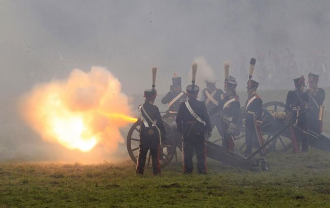 Participants in period costume re-enact the battle of Borodino during anniversary celebrations at the Borodino museum-reserve outside Moscow September 2, 2012. Russian President Vladimir Putin made a rousing call for unity among Russia's diverse ethnic and religious groups on Sunday as he led commemorations of a battle 200 years ago that led to the defeat of Napoleon Bonaparte. REUTERS/Sergei Karpukhin (RUSSIA - Tags: ANNIVERSARY POLITICS CONFLICT) Published: Zář. 2, 2012, 8:32 odp.