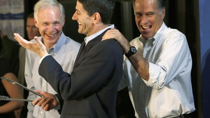 Budou dobrý tým? Nalevo Paul Ryan, za ním Mitt Romney.