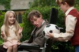 S Jane měl tři děti, včetně spisovatelky Lucy Hawkingové (snímek z filmu Teorie všeho).