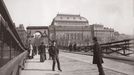 František Krátký: Vozovka na řetězovém mostě Františka I., kolem 1890, polovina stereofotografie, Sbírka Scheufler.