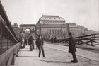 Vozovka na řetězovém mostě Františka I., kolem roku 1890, polovina stereofotografie, sbírka Scheufler.