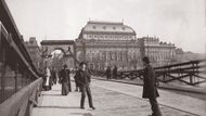 Vozovka na řetězovém mostě Františka I., kolem roku 1890, polovina stereofotografie, sbírka Scheufler.