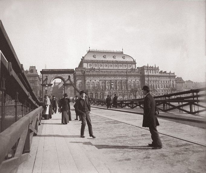 František Krátký: Vozovka na řetězovém mostě Františka I., kolem 1890, polovina stereofotografie, Sbírka Scheufler.