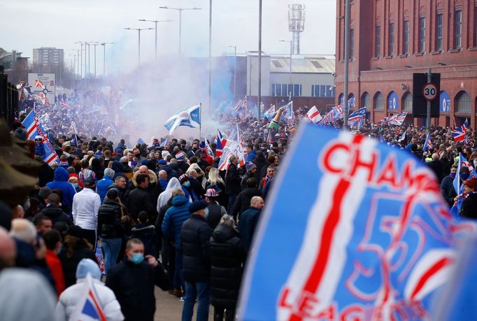 Fanoušci Glasgow Rangers slaví zisk 55. titulu ve skotské lize.