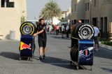 Mechanici Red Bullu si vezou žluté měkké a bílé medium pneumatiky, které jsou určené pro Abú Zabí.