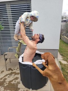 Během života s nádorem se Alex stal tátou.