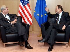 Velvyslanec Spojených států při EU Clayland Boyden Gray (vlevo) s nejvyšším představitelem EU pro zahraniční vztahy Javierem Solanou