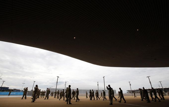 Members of the armed forces take a tour of the Olympic Park in Stratford, the location of the London 2012 Olympic Games, in east London July 15, 2012. London's Olympic Games is not threatened by a major security contractor's failure to find enough staff, ministers and the head of the city's organising committee said on Sunday, seeking to quell a political storm ahead of athletes' arrival. REUTERS/Andrew Winning (BRITAIN - Tags: SPORT OLYMPICS MILITARY POLITICS) Published: Čec. 15, 2012, 4:28 odp.