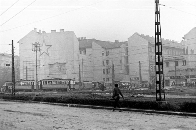 Záběr na hvězdu na budově během revolučních událostí v Budapešti  v roce 1956.