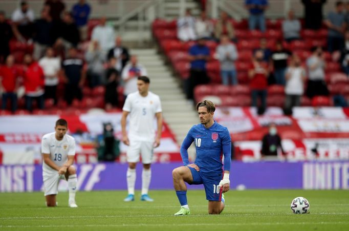 Jack Grealish klečí před zápasem Anglie - Rumunsko na podporu hnutí Black Lives Matter.