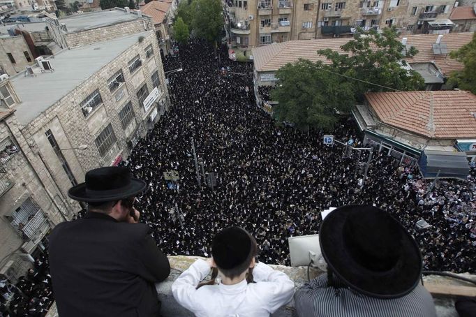 Ultra-Orthodox Jewish men attend a protest, against a new conscription law that might force ultra-Orthodox Jews to serve in the army, in Jerusalem's Mea Shearim neighbourhood, June 25, 2012. Israel's Supreme Court ruled in February that the so-called "Tal Law", a 2002 measure that effectively shielded ultra-Orthodox communities from military service, was unconstitutional. The government, faced with the court's ruling, must now either revamp the law, which will expire in August, or approve new legislation. REUTERS/Baz Ratner (JERUSALEM - Tags: RELIGION MILITARY POLITICS CIVIL UNREST)