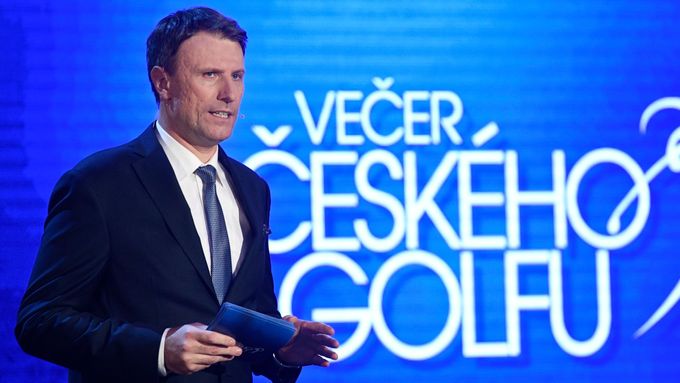 Pavel Poulíček je velmi činný v prostředí golfu. Vede golfovou televizi a moderuje golfové akce.