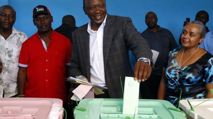 Uhuru Kenyatta zvítězil v prezidentských volbách.