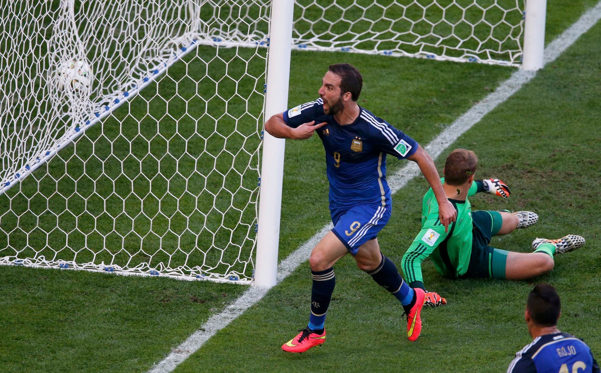 MS 2014, Argentina-Německo: Gonzalo Higuain slaví neuznaný gól