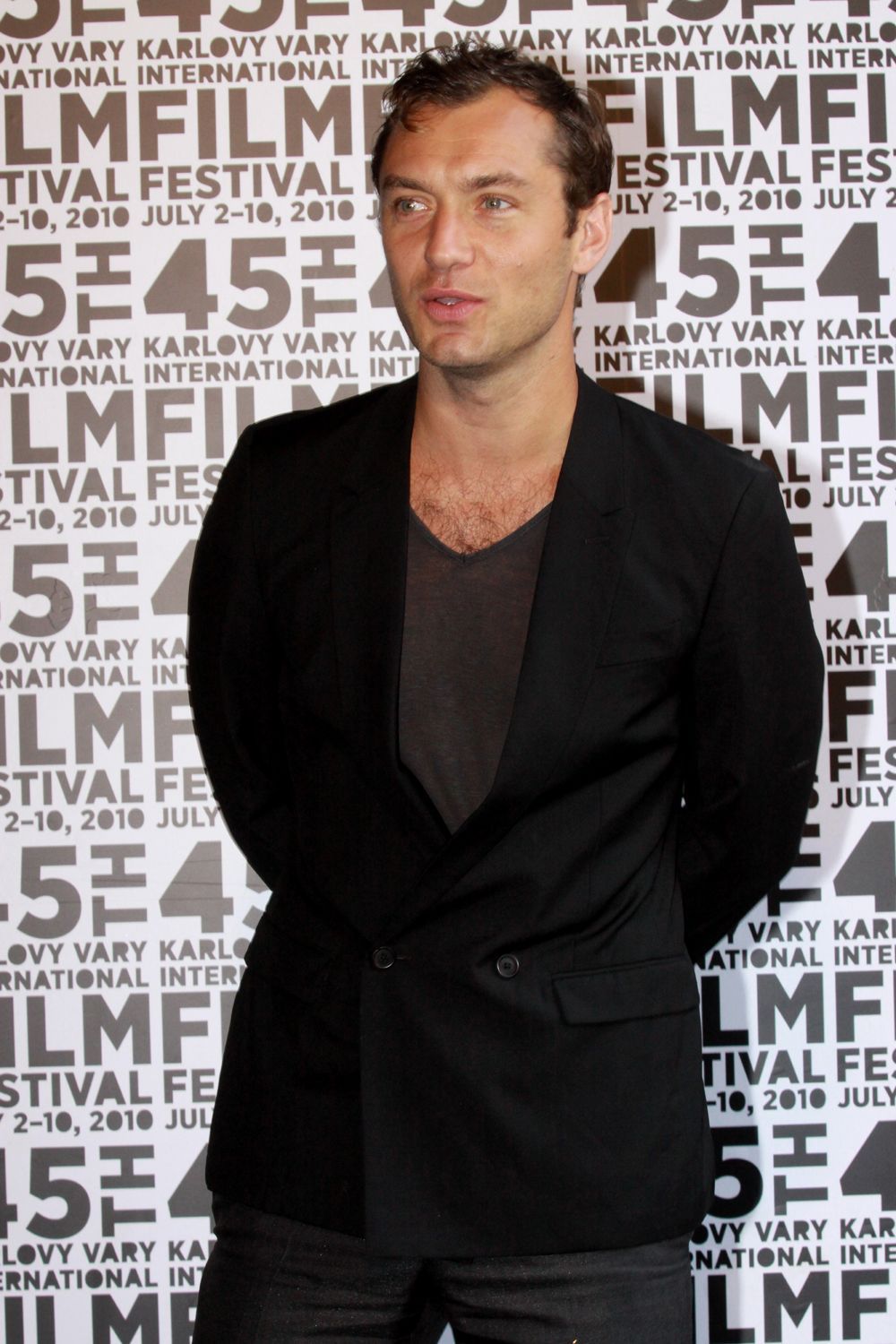 Jude Law na tiskové konferenci